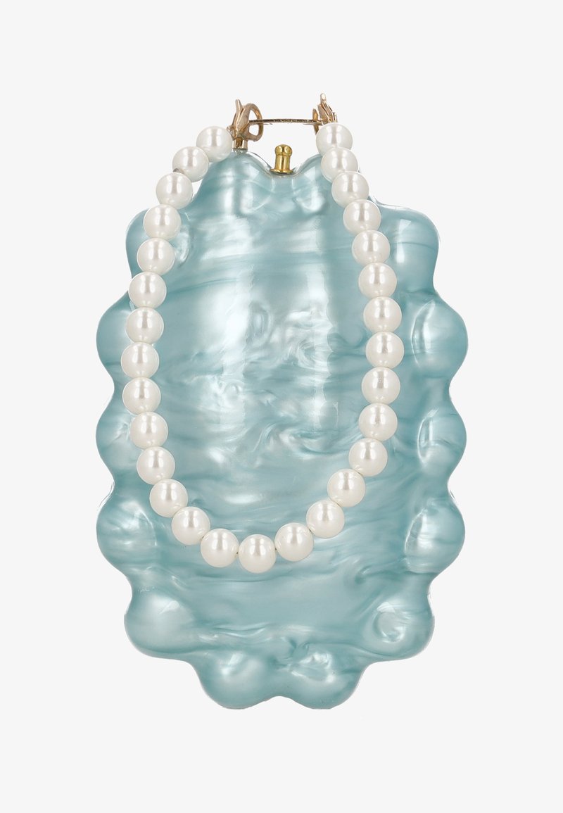 Turkusowa broszka z żywicy o falistym brzegu, zdobiona sznurem okrągłych, białych pereł. Zapięcie w złotym odcieniu.