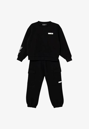 Completo felpa nera con cappuccio e pantaloni jogger. La felpa ha scollo a girocollo, maniche lunghe e un piccolo logo. I pantaloni jogger presentano tasche laterali e polsini elasticizzati.