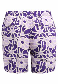 Lichtpaarse en crèmekleurige gemusterde heren shorts met elastische tailleband en twee achterzakken, weergegeven vanaf de achterkant.