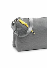 Borsa a tracolla grigia intrecciata con un design strutturato, dotata di accessori in metallo argentato e un accento giallo sulla tracolla. Texture liscia.