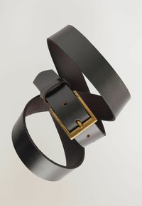 Schwarzer Leder Gürtel mit einer Messingschnalle, der eine glatte Textur, ein klassisches Design und mehrere Einstelllöcher aufweist.