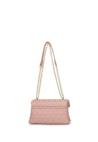 Vycpaná růžová taška s zlatým řetízkem, ve tvaru obdélníku a s hladkým, jemným povrchem. Obsahuje klopu a zadní kapsu.
