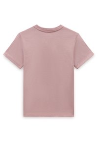 Jasnoróżowa koszulka z krótkim rękawem, wykonana z miękkiej bawełny. Ma okrągły dekolt i prosty dół z gładką teksturą. Brak widocznych wzorów lub dodatków.