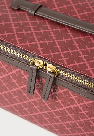 Červená vzorovaná kabelka s hladkou textúrou, siahajúca po zlatý zips a hnedé kovové detaily. Dvojité zipsové ťaháky pre jednoduché otváranie.