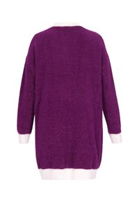 Pulover tricotat mov cu o suprafață texturată, având manșete și tiv alb cu riglaj. Designul este supradimensionat, cu o potrivire lejeră.