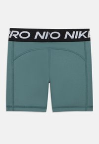 Vihreät kompressiShortsit mustalla elastisella vyötärönauhalla, jossa on valkoinen Nike Pro -logo ja näkyvät ompelusaumat.