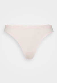 Lichtroze stringonderbroek met een kanten rand bij de tailleband, soepel materiaal en een minimalistisch ontwerp met een driehoekige vorm.