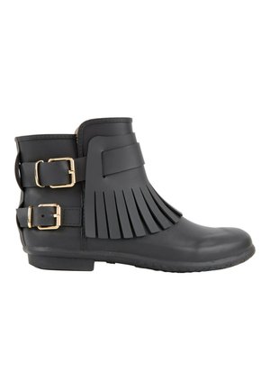 Botte de pluie noire chevillée avec détail de franges à l'avant et deux boucles dorées sur le côté, semelle plate et bout arrondi.