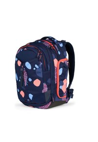 Marineblauer Rucksack mit buntem Punkte-Muster in Rosa und Blau. Verfügt über mehrere Fächer und gepolsterte Schultergurte.