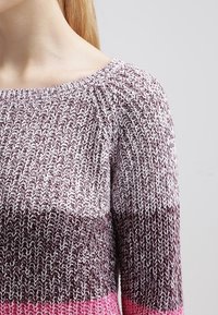 Gestrickter Pullover mit langen Ärmeln und weitem Ausschnitt, der Farbverlaufstreifen in Burgunderrot, Weiß und Rosa aufweist. Strukturierter, weicher Stoff.