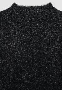 Schwarzer, fuzzeliger Strickpullover mit einer weichen, strukturierten Oberfläche. Kurzer, abgerundeter Halsausschnitt und minimale Details, die ein einfaches, warmes Erscheinungsbild schaffen.