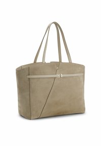 Sac cabas en daim beige avec un détail de fine ceinture sur le devant et double bandoulières, posé sur un fond blanc.