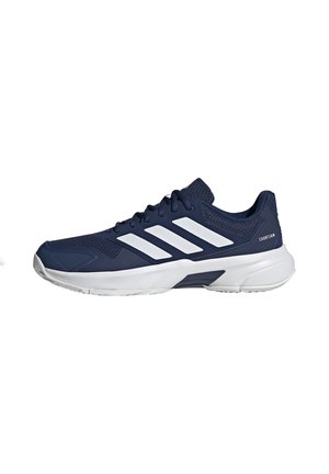 Chaussure Adidas CourtJam bleu marine avec des bandes blanches, semelle blanche, dessus en mesh et à lacets pour le sport ou une tenue décontractée.