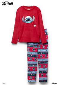Top de forro polar rojo de manga larga con Stitch llevando un gorro de Santa; pantalones de pijama coordinados con patrones coloridos de Stitch y texto festivo.