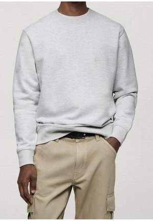 Grau Crewneck Sweatshirt aus Baumwollmischgewebe. Mit ribbelten Bündchen und Saum, kombiniert mit beigen Cargo-Hosen mit Seitentaschen.