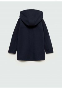 Námořnický modrý kabát s kapucí vyrobený z pevné látky, s rovnými liniemi, dlouhými rukávy a minimalistickým designem bez viditelných kovových prvků či vzorů.