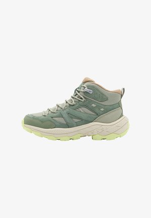 Hellgrüner Wanderschuh mit Obermaterial aus Mesh und Wildleder, runder Zehenpartie, verstärkter Ferse, beige Akzenten und Gummisohle mit Traktionsmuster.