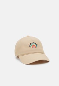 Beige Baseballcap mit gebogenem Schirm, ausgestattet mit einem gestickten Regenbogen-Design und dem Text "good vibes only" in dunklem Faden. Glatte Baumwolltextur.