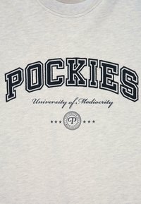 Szary sweatshirt z dużym czarnym haftowanym napisem "POCKIES" oraz "Uniwersytet Mierności", z okrągłym logo i gwiazdkami.