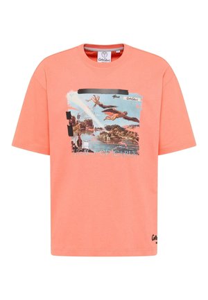 Koral t-shirt med grafik af Ikarus, der flyver nær en kystlinje, to vingede figurer, der falder, og teksten "Legacy of Icarus" på fronten.