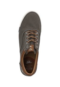 Grijze canvas schoen met bruine leren accenten, witte rubberen zool, ronde veters en contrasterende gestikte details. Het interieur heeft een logo.