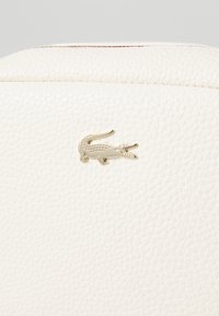 Lacoste CROSSOVER  BAG - Torba preko tijela - farine petunia