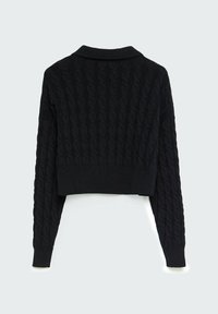 Pull noir en maille torsadée à manches longues avec col, poignets et ceinture côtelés, vu de dos sur une surface plane.