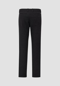 Zwarte slim-fit broek met riemlussen en twee achterzakken, plat weergegeven tegen een grijze achtergrond.