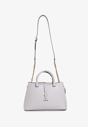 Sac à main gris clair en simili cuir, doté de deux poignées supérieures, d'une bandoulière en chaîne amovible et de quincaillerie dorée avec un accent de logo.