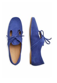 Niebieskie baleriny z zamszu z okrągłym noskiem, z wycięciami, detalem w postaci kokardy i płaską gumową podeszwą. Wewnątrz z wytłoczonym logo.
