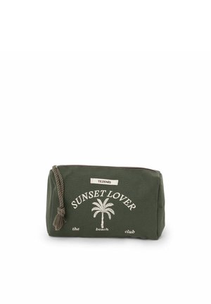 Groen rechthoekig stoffen zakje met ritssluiting, decoratief koordje, witte palmboomafbeelding en tekst "Sunset Lover The Beach Club."