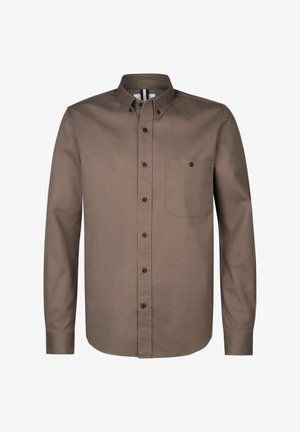 Brązowa koszula z długim rękawem z bawełnianego materiału, z kołnierzykiem zapinanym na guziki, przednią kieszenią i ciemnymi guzikami wzdłuż listwy guzika.