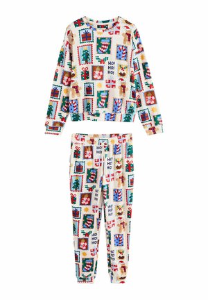 Julesæt med pyjamas med lange ærmer og bukser med mønstre af gaver, juletræer, sokker, peberkagemænd og teksten ""Ho! Ho! Ho!"".