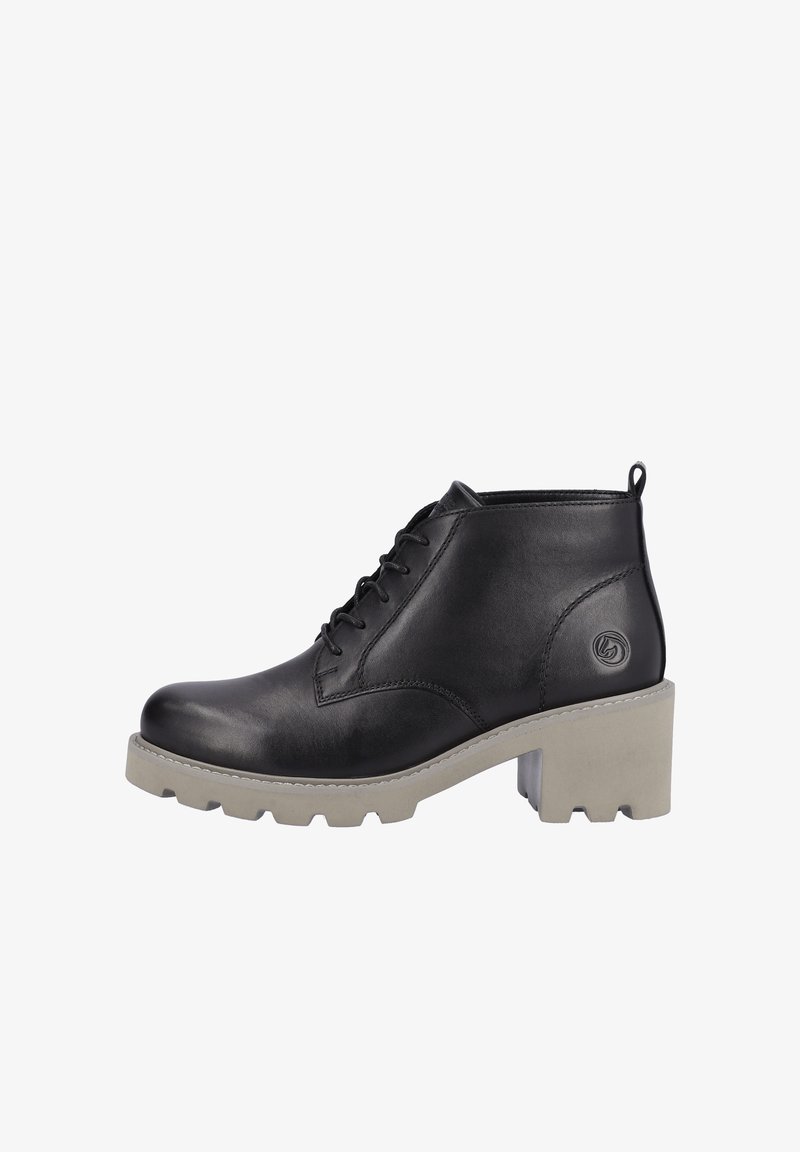 Bottine en cuir noir avec semelle crantée beige épaisse, fermeture à lacets à l'avant, languette au talon et petit logo circulaire sur le côté.