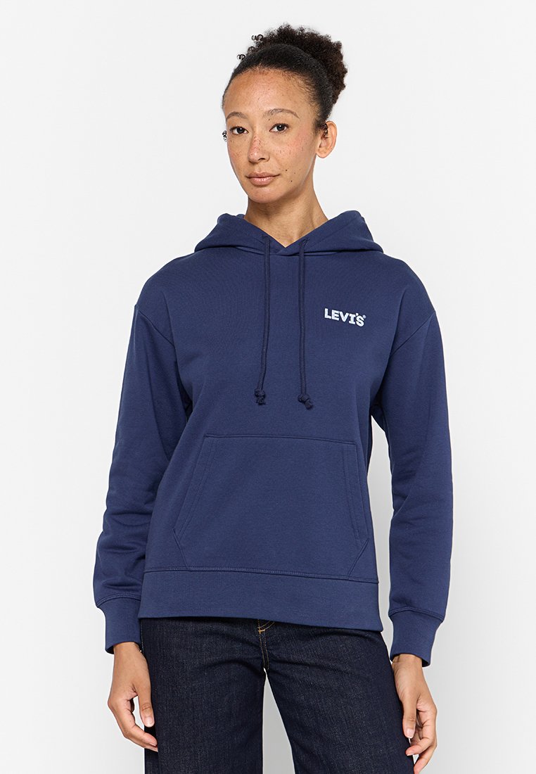 Sudadera azul marino con un bolsillo frontal, puños elásticos y capucha con cordón; presenta un logo blanco en el pecho. Fabricada con material suave.