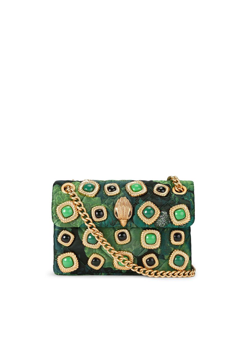 Borsa a tracolla in tessuto verde con catena dorata, decorata con pietre verdi, nere e dorate in un design a quadrato, su uno sfondo floreale testurizzato.