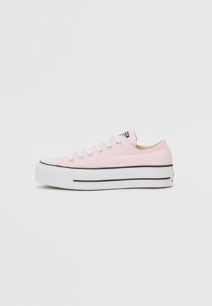 Sneaker low-top in tela rosa chiaro con puntale in gomma bianca, suola testurizzata e accenti a strisce nere sulla piattaforma e sui bordi. Sei occhielli per i lacci.