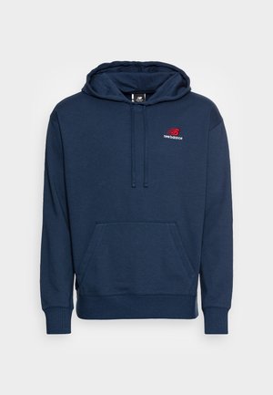 Sudadera con capucha azul marino con bolsillo delantero y puños acanalados. Presenta un pequeño logo rojo de "New Balance" en el pecho. Textura de tela suave.