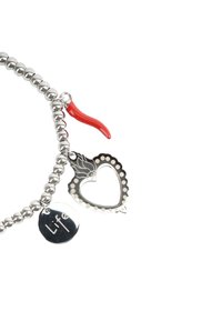 Bracciale in argento con perline, caratterizzato da un charm a forma di cuore con dettagli a intaglio, un charm a forma di peperoncino e un charm circolare inciso con la parola "Vita."