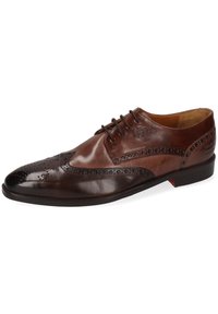 Chaussure de ville en cuir marron avec un bout pointu, des détails perforés, des textures contrastées et des accents brillants subtils sur le bout et la semelle.