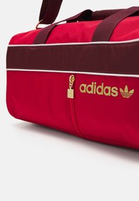 adidas Originals SPORT SMALL UNISEX - Saco de viagem - better scarlet