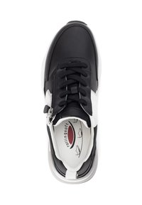 Zwart-witte sneaker met een gladde leren bovenkant, vetersluiting en een ritssluiting aan de zijkant. Voorzien van een gevoerde binnenzool en een ronde zool.