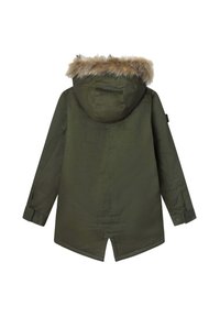 Olive zaļš parka ar kažokādas apmalītēm ap kapuci, garām piedurknēm un viegli izliekta apakšmalu. Iebūvēta gluda tekstūra un paslēptas pogas.