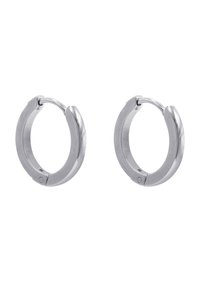 Orecchini a cerchio in argento con una finitura liscia e lucida. Forma rotonda, chiusura a cerniera e un dettaglio di design leggermente intrecciato.