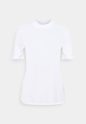 Biały krótki top z elastycznego materiału, z wysokim dekoltem i dopasowanym krojem, który delikatnie rozszerza się u dołu.