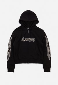 Črna zip-up kapuca z kengurujskim žepom, natisnjeno logotipom na prsih in tribalnimi vzorci na rokavih. Mehka tkanina in raztegljivi manšeti.