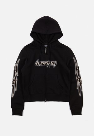 Melnā zīmola zip-up kapuce ar kangurū kabatu, ar drukātu logotipu uz krūšu daļas un cietējo rakstu uz piedurknēm. Mīksts audums un elastīgi aproces.