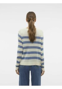 Pull rayé crème et bleu, en maille, col rond, manches longues, poignets et ourlet côtelés. Associé à un jean ample.