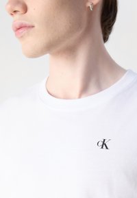 Calvin Klein Jeans REGULAR FIT TEE WITH BOLD BACK PRINT - T-shirt con stampa - bright white