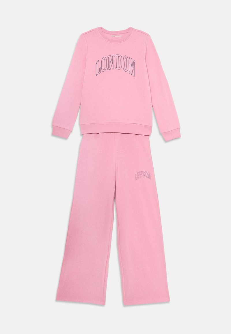 Sweatshirt de mangas longas rosa e conjunto de calças largas combinando, ambos com "LONDON" impresso em letras contornadas na parte da frente.